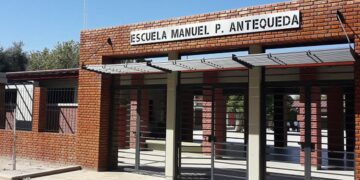 Padres y docentes repararon bancos y sillas de una querida escuela sanjuanina