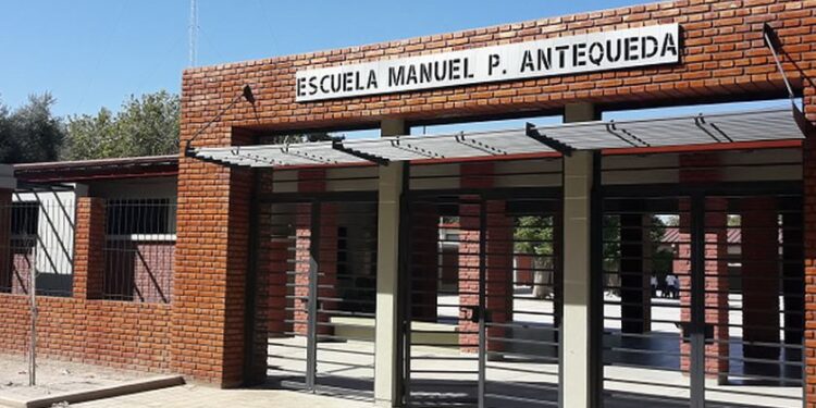 Padres y docentes repararon bancos y sillas de una querida escuela sanjuanina