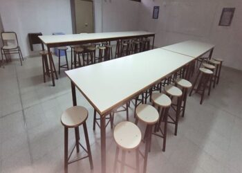 Padres y docentes repararon bancos y sillas de una querida escuela sanjuanina
