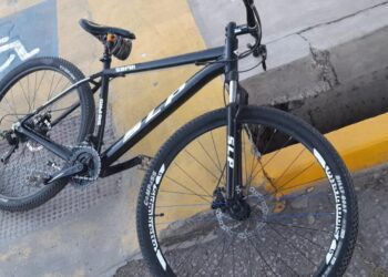 Un auto embistió a un ciclista en importante cruce capitalino