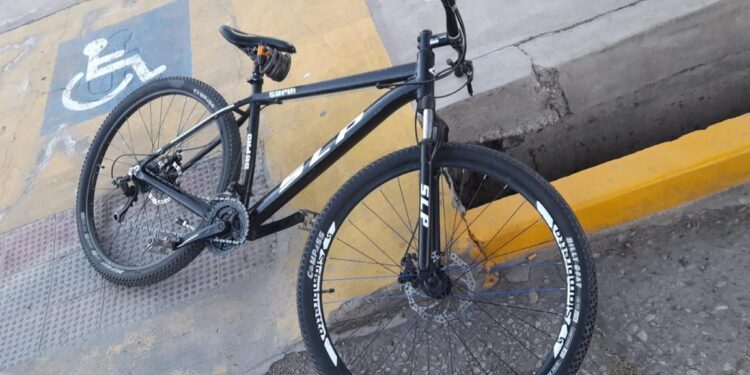 Un auto embistió a un ciclista en importante cruce capitalino