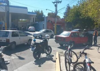 Un ciclista sanjuanino chocó contra un auto en una peligrosa rotonda, y terminó hospitalizado