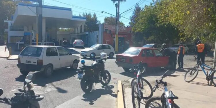 Un ciclista sanjuanino chocó contra un auto en una peligrosa rotonda, y terminó hospitalizado