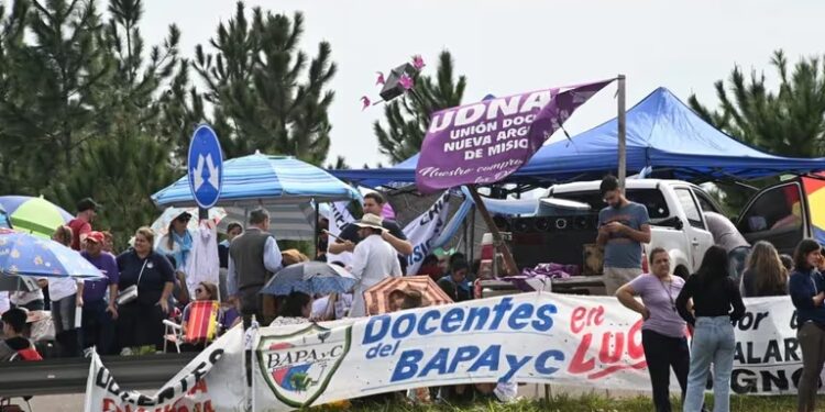 La protesta policial sumó a docentes y otros sectores: hubo dos cortes en la ruta nacional 12