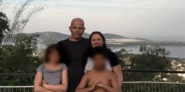 Detuvieron a un chico que confesó que mató a sus padres y a su hermana porque “le habían sacado el celular”