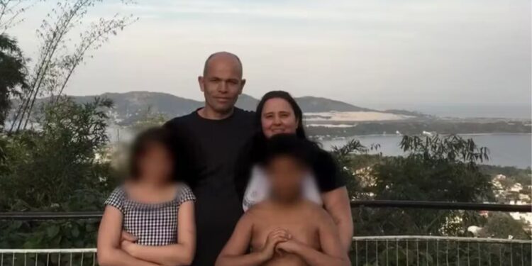 Detuvieron a un chico que confesó que mató a sus padres y a su hermana porque “le habían sacado el celular”