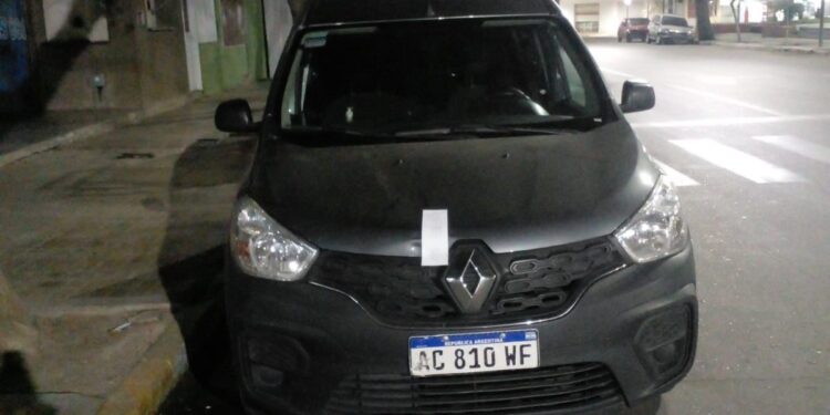 Motocilistas en grave estado tras chocar con un camioneta que frenó su marcha