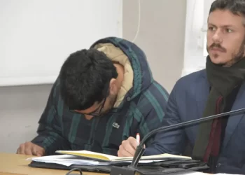 Empleado público golpeó a su hijo de 5 años mientras estudiaba y fue condenado