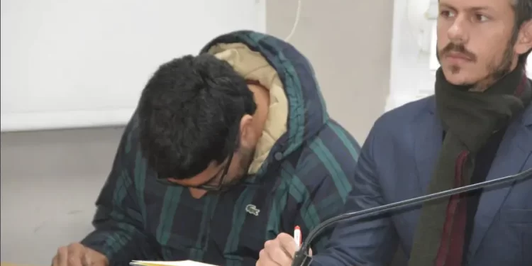 Empleado público golpeó a su hijo de 5 años mientras estudiaba y fue condenado