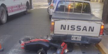 Una moto terminó bajo una camioneta en plena avenida Rawson