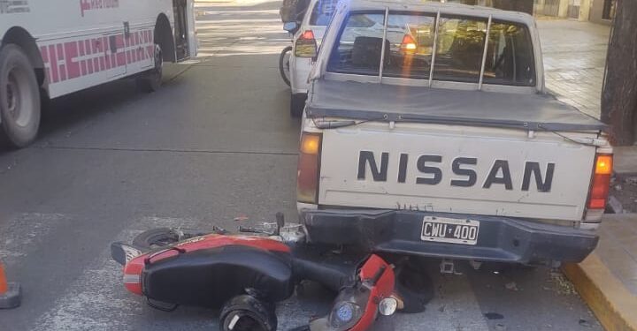 Una moto terminó bajo una camioneta en plena avenida Rawson