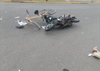 Una moto chocó con una bicicleta y dos mujeres terminaron hospitalizadas