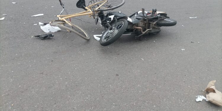 Una moto chocó con una bicicleta y dos mujeres terminaron hospitalizadas
