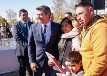Orrego entregó viviendas a 73 familias de Jáchal