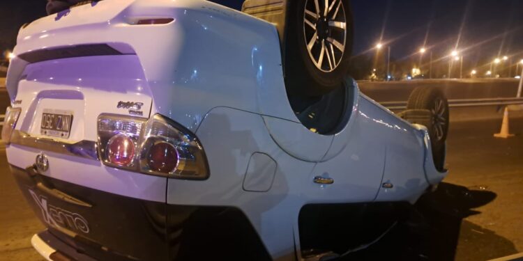 Impactante accidente en la Ruta 20: Volcó una camioneta y dejó cuatro heridos graves