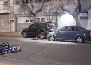 Triple colisión en la Capital: Un motociclista y dos automóviles involucrados