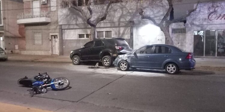 Triple colisión en la Capital: Un motociclista y dos automóviles involucrados