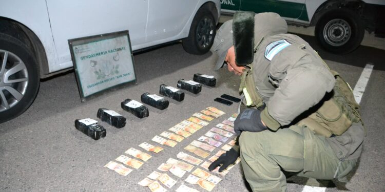 Ruta 20: Encuentran más de 7 kilos de droga en un auto y detienen a un hombre