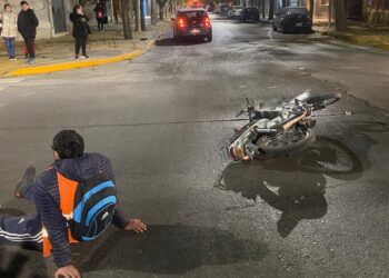Un motociclista fue trasladado al Hospital Rawson tras ser embestido por un auto