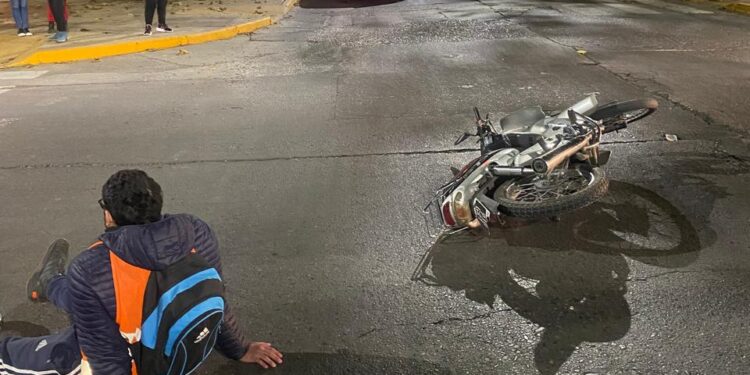 Un motociclista fue trasladado al Hospital Rawson tras ser embestido por un auto