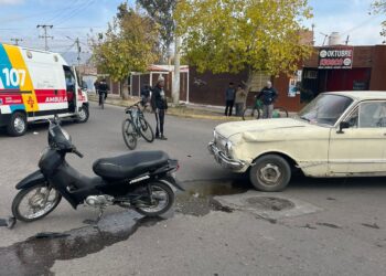 Rawson: Motociclista impactó con un Ford Falcon y terminó gravemente herido