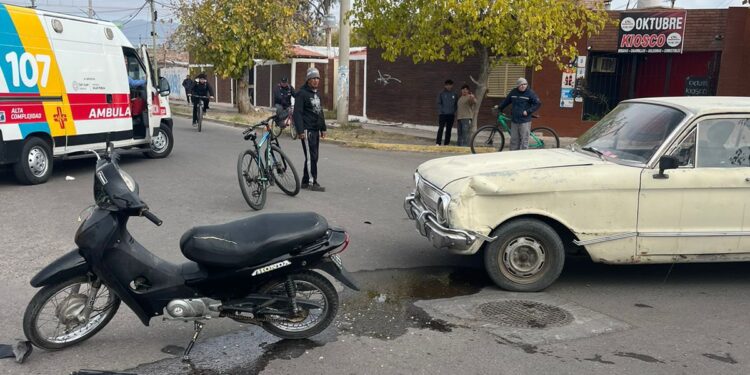 Rawson: Motociclista impactó con un Ford Falcon y terminó gravemente herido