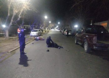 Dramático accidente en Chimbas: Una moto impactó con una camioneta estacionada