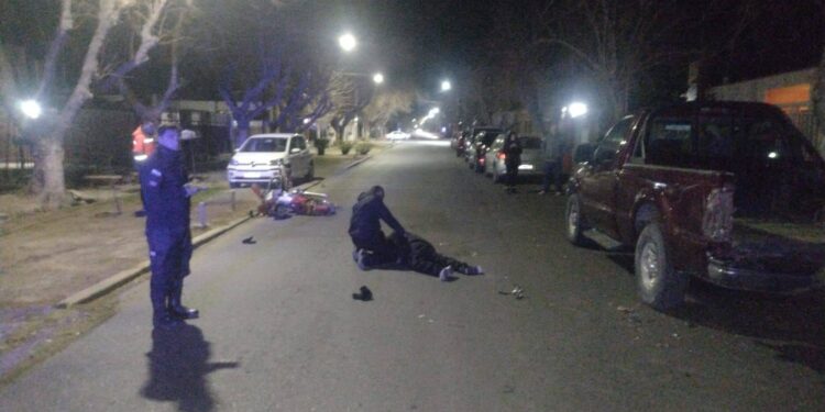 Dramático accidente en Chimbas: Una moto impactó con una camioneta estacionada