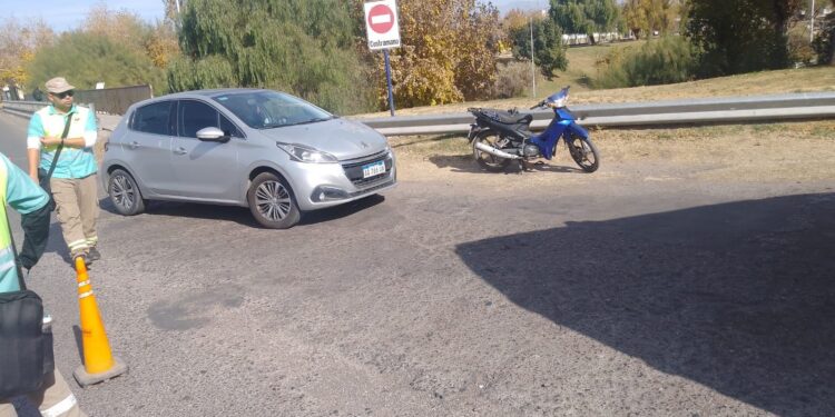Un accidente en el Lateral de Circunvalación dejó a un motociclista herido