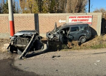 Dos vehículos quedaron totalmente destruidos tras violento choque en Chimbas