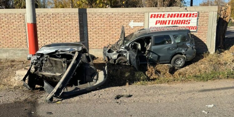 Dos vehículos quedaron totalmente destruidos tras violento choque en Chimbas