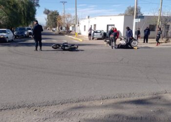 Trasladan a un motociclista al Hospital tras una fuerte colisión en Rawson