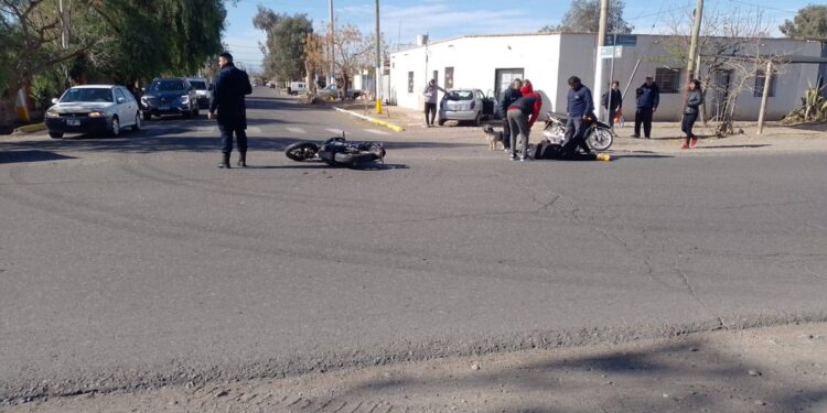 Trasladan a un motociclista al Hospital tras una fuerte colisión en Rawson