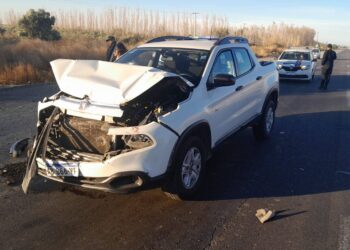 Ruta 40: Una camioneta embistió a otra detenida en un semáforo en Pocito