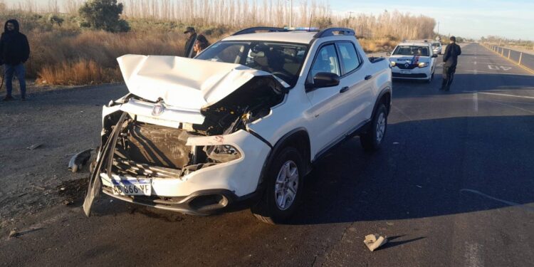 Ruta 40: Una camioneta embistió a otra detenida en un semáforo en Pocito