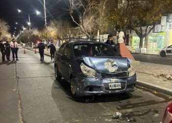 Totalmente borracho chocó con un auto que estaba detenido en un semáforo