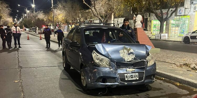 Totalmente borracho chocó con un auto que estaba detenido en un semáforo