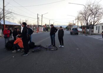 Chimbas: Intentó sobrepasar a un colectivo y embistió a un joven en bicicleta