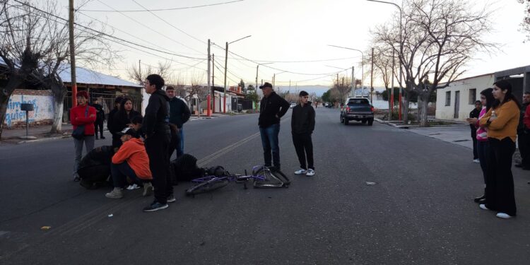 Chimbas: Intentó sobrepasar a un colectivo y embistió a un joven en bicicleta