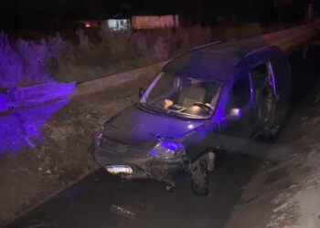 Camioneta cayó al canal por un problema mecánico: ocupantes resultaron ilesos