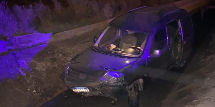 Camioneta cayó al canal por un problema mecánico: ocupantes resultaron ilesos