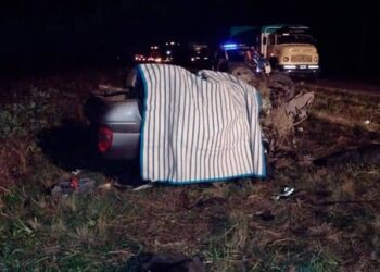 Impactante choque frontal de dos autos dejó como saldo cuatro muertos