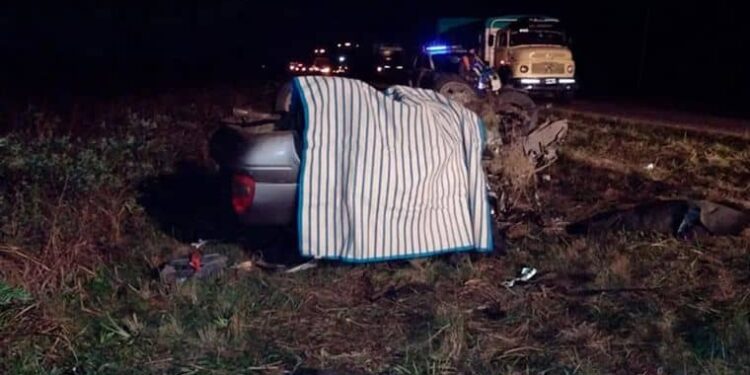 Impactante choque frontal de dos autos dejó como saldo cuatro muertos