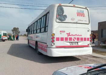 Un oficial de policía terminó herido tras ser embestido por un colectivo en Pocito