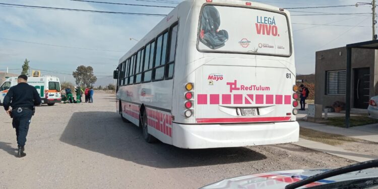 Un oficial de policía terminó herido tras ser embestido por un colectivo en Pocito