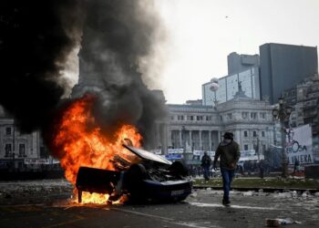 Tensión en el Congreso entre policías y manifestantes: 5 diputados fueron asistidos y prendieron fuego un auto