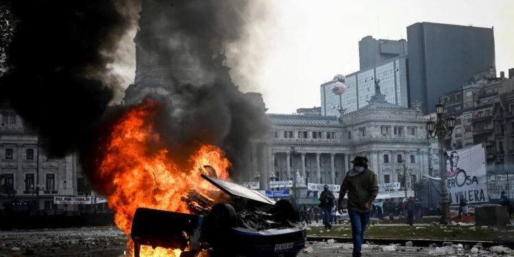 Tensión en el Congreso entre policías y manifestantes: 5 diputados fueron asistidos y prendieron fuego un auto