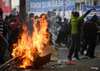 El Gobierno, sobre los incidentes fuera del Congreso: “Quieren interrumpir la sesión y no vamos ceder”