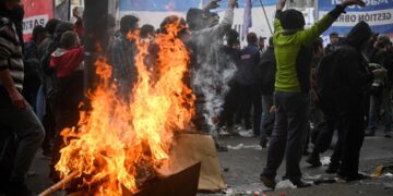 El Gobierno, sobre los incidentes fuera del Congreso: “Quieren interrumpir la sesión y no vamos ceder”