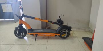 Una sanjuanina iba en su monopatín y una camioneta la chocó: Fue trasladada al Rawsom